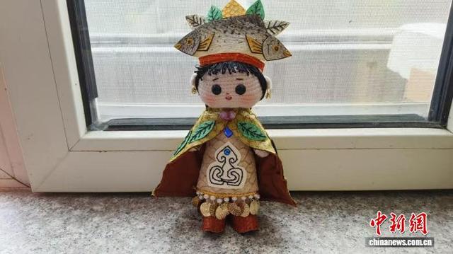 趙同華創(chuàng)新設計赫哲族魚皮手工藝品。 趙同華 攝